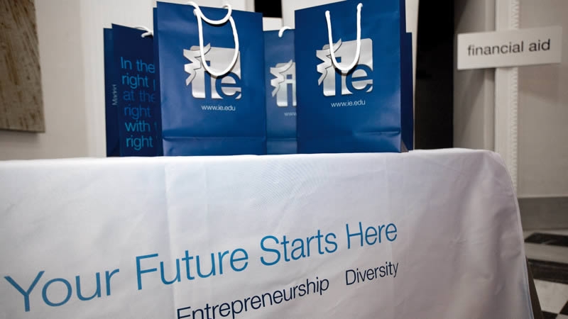 bolsas-ie-yourfuture.jpg