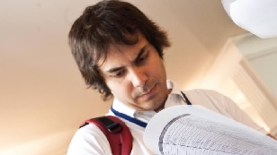 candidato-revisando-un-folleto.jpg