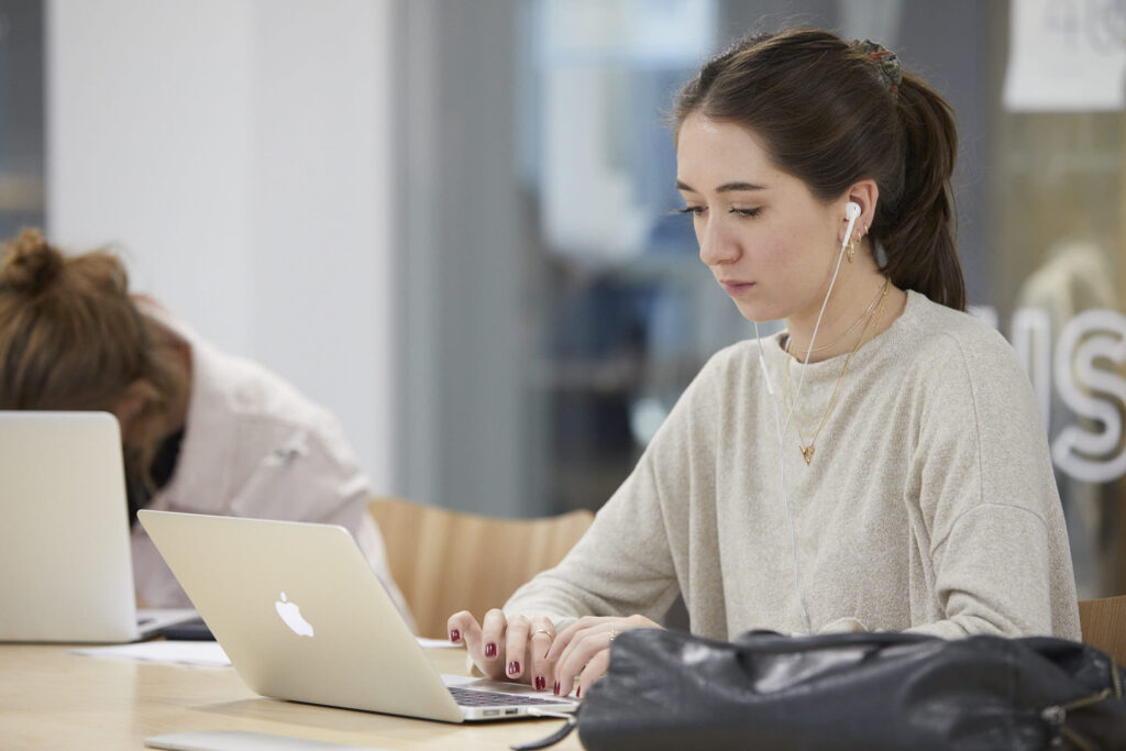Chica leyendo en un portatil